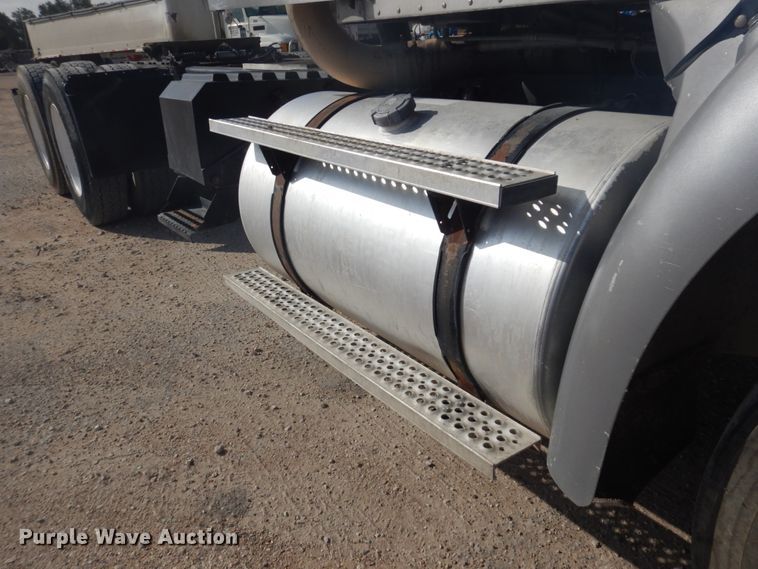 image for item DM5304 2001 International 9100i  semi truck