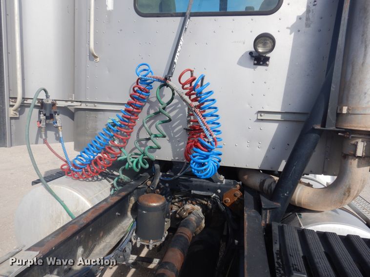 image for item DM5304 2001 International 9100i  semi truck