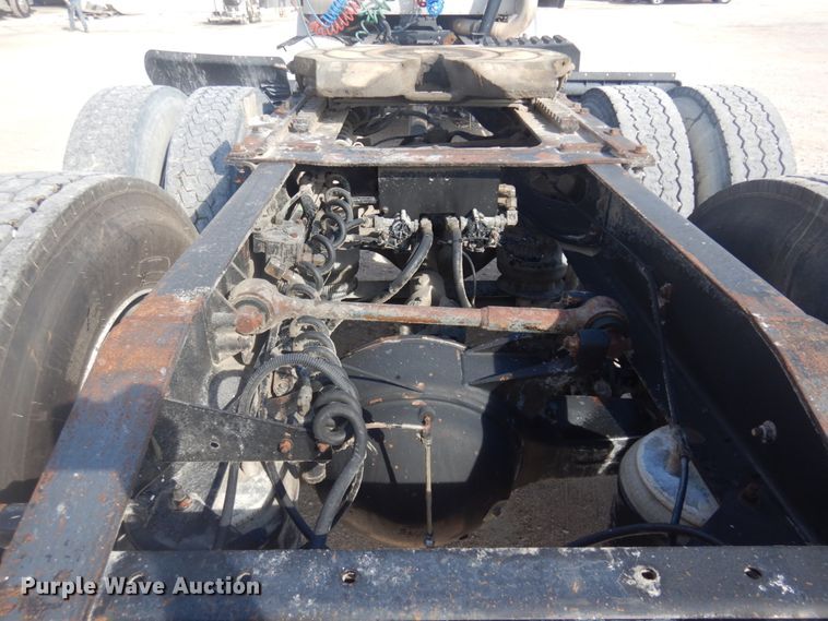 image for item DM5304 2001 International 9100i  semi truck