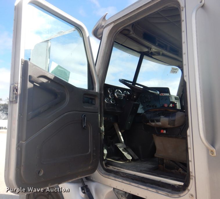 image for item DM5304 2001 International 9100i  semi truck