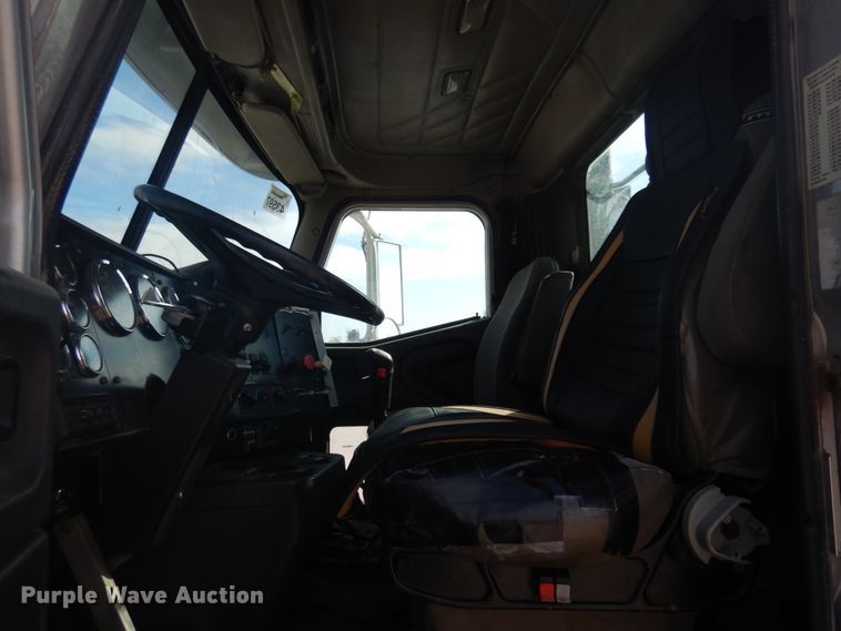 image for item DM5304 2001 International 9100i  semi truck