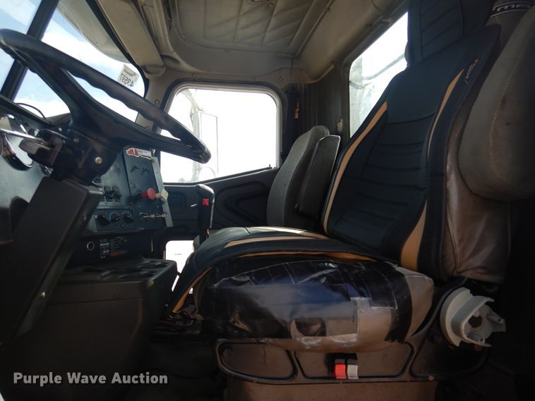 image for item DM5304 2001 International 9100i  semi truck