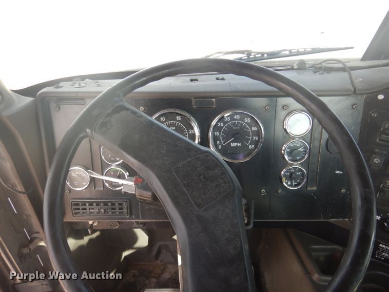 image for item DM5304 2001 International 9100i  semi truck