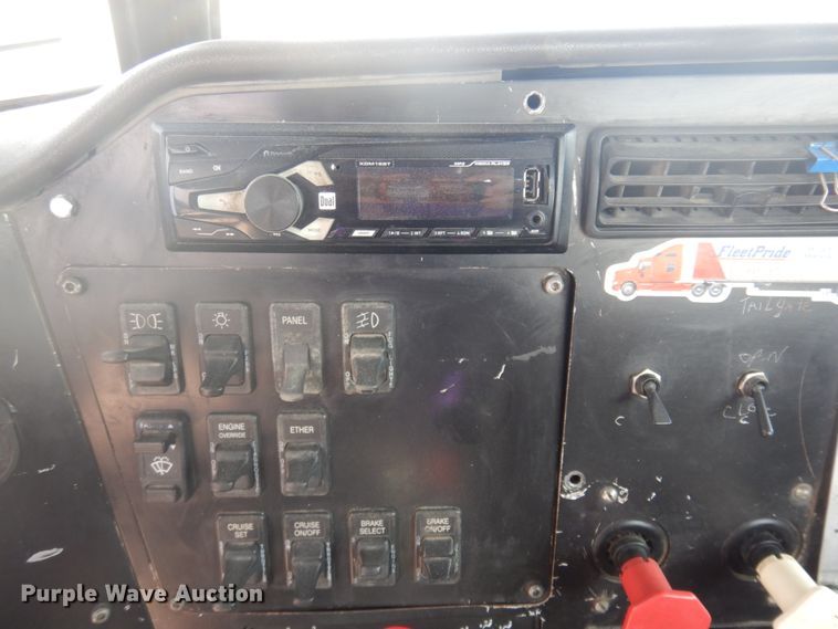 image for item DM5304 2001 International 9100i  semi truck