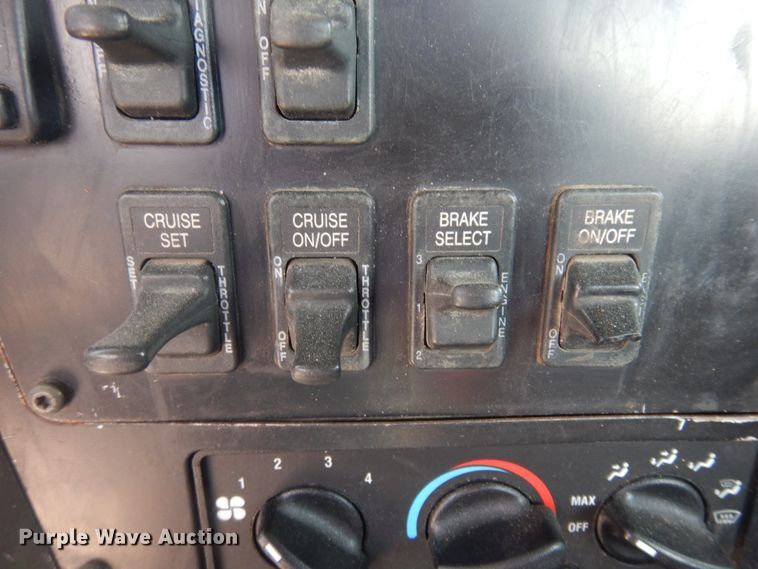 image for item DM5304 2001 International 9100i  semi truck