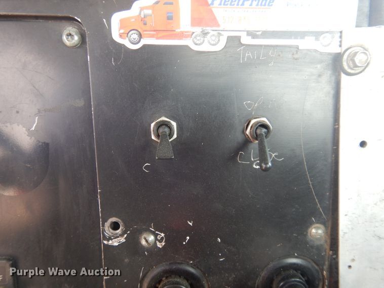 image for item DM5304 2001 International 9100i  semi truck