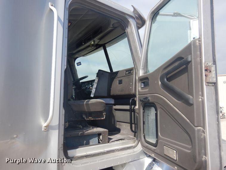 image for item DM5304 2001 International 9100i  semi truck