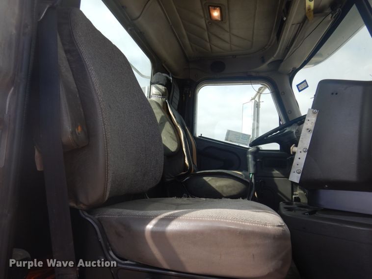 image for item DM5304 2001 International 9100i  semi truck