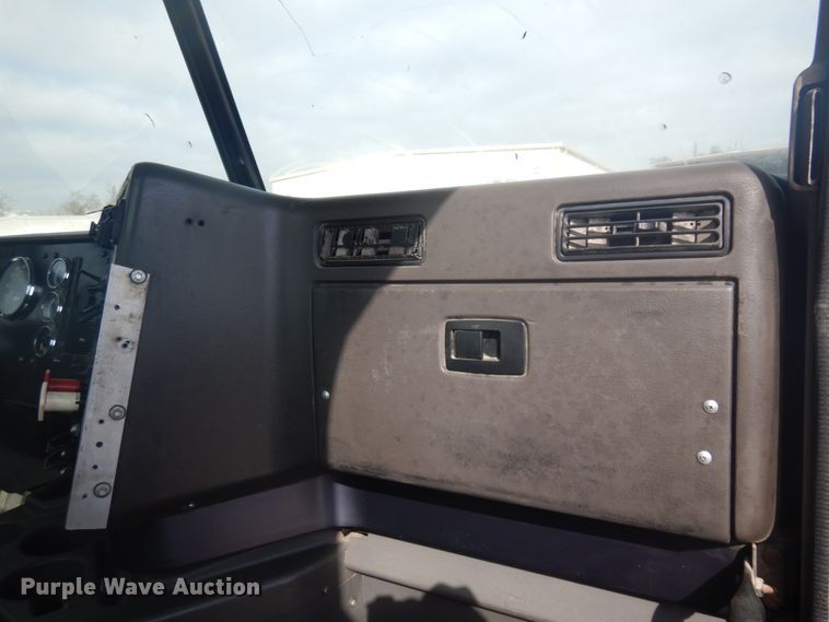 image for item DM5304 2001 International 9100i  semi truck