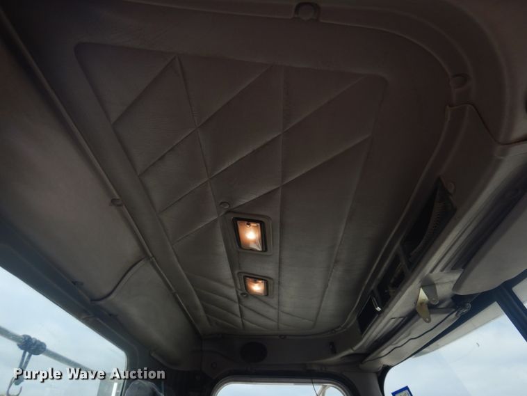 image for item DM5304 2001 International 9100i  semi truck