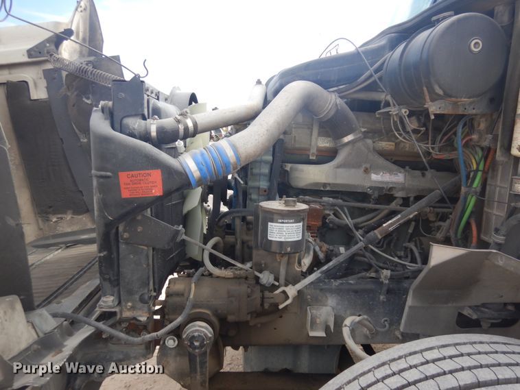 image for item DM5304 2001 International 9100i  semi truck