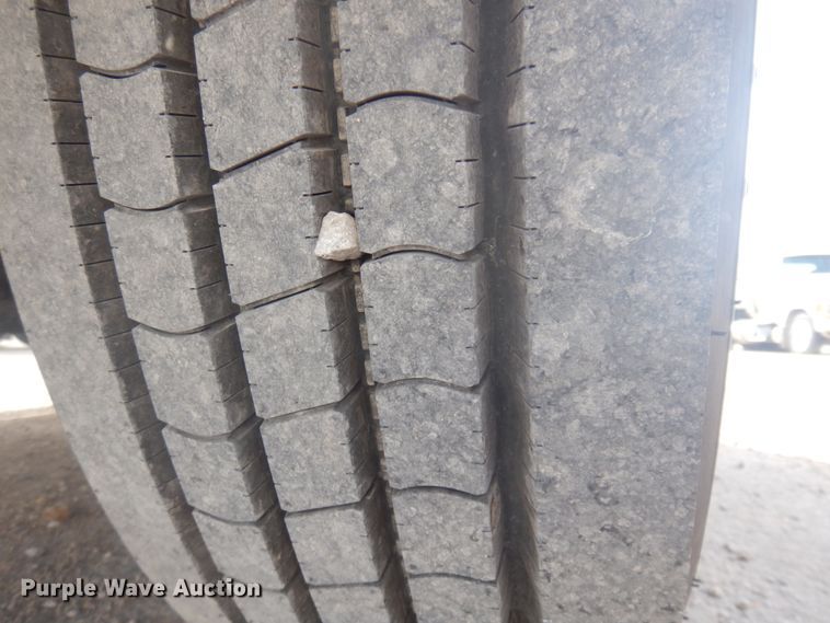 image for item DM5304 2001 International 9100i  semi truck