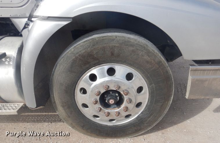 image for item DM5304 2001 International 9100i  semi truck