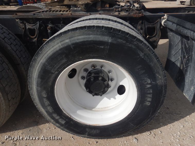 image for item DM5304 2001 International 9100i  semi truck