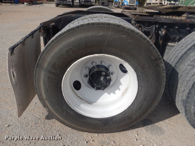 image for item DM5304 2001 International 9100i  semi truck