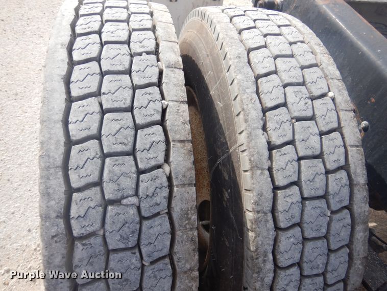 image for item DM5304 2001 International 9100i  semi truck