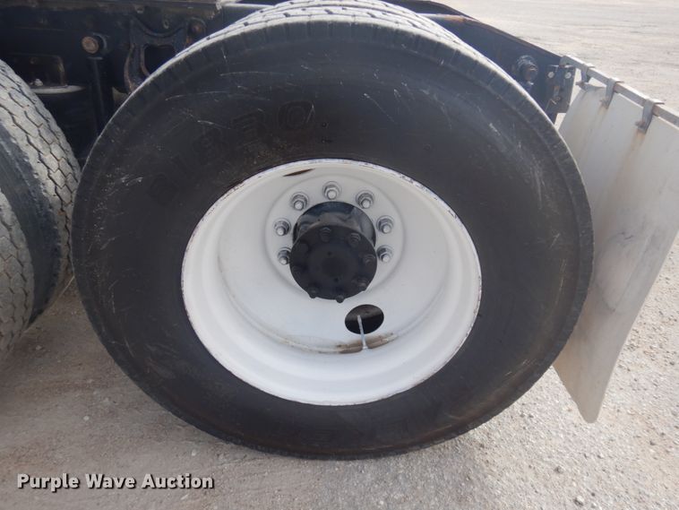 image for item DM5304 2001 International 9100i  semi truck