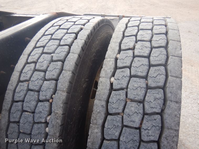 image for item DM5304 2001 International 9100i  semi truck