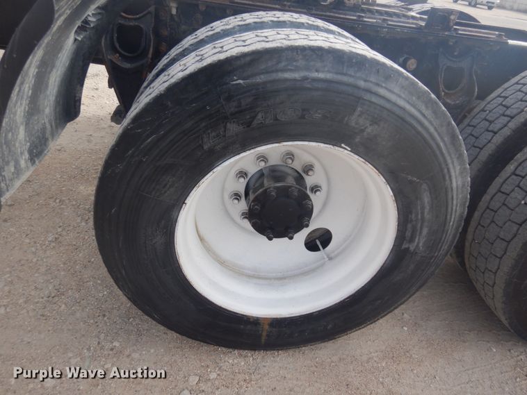 image for item DM5304 2001 International 9100i  semi truck