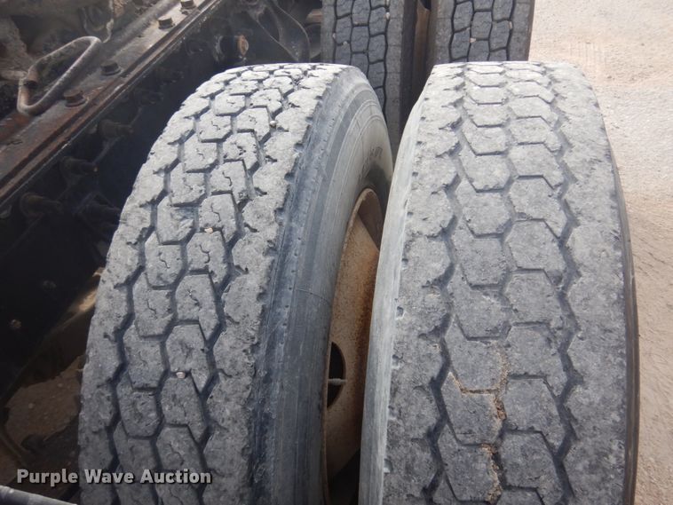 image for item DM5304 2001 International 9100i  semi truck