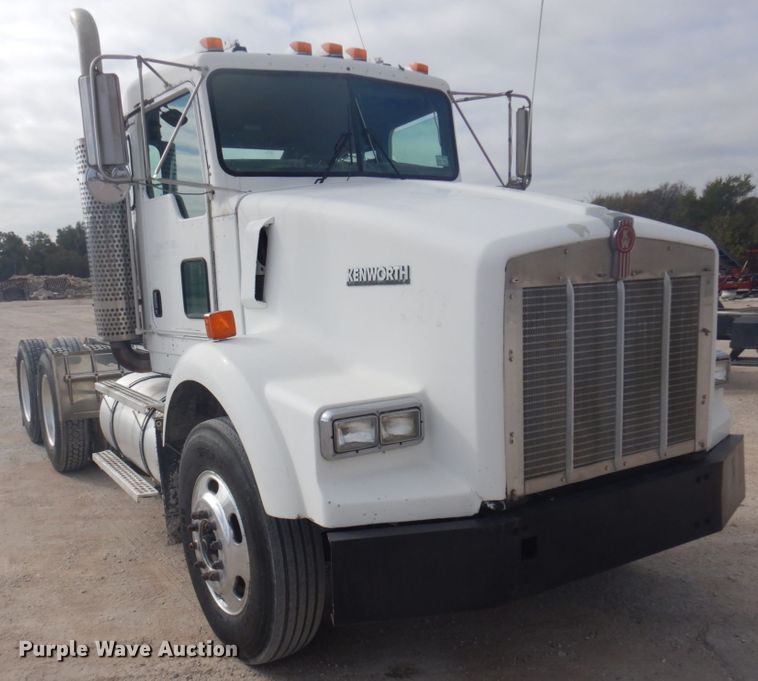image for item DM5305 2003 Kenworth T800  semi truck