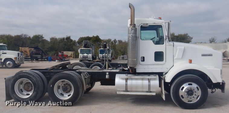 image for item DM5305 2003 Kenworth T800  semi truck