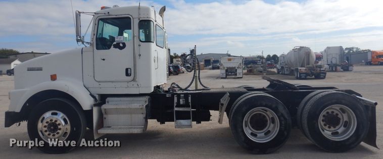 image for item DM5305 2003 Kenworth T800  semi truck