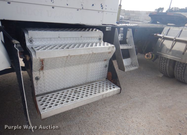 image for item DM5305 2003 Kenworth T800  semi truck