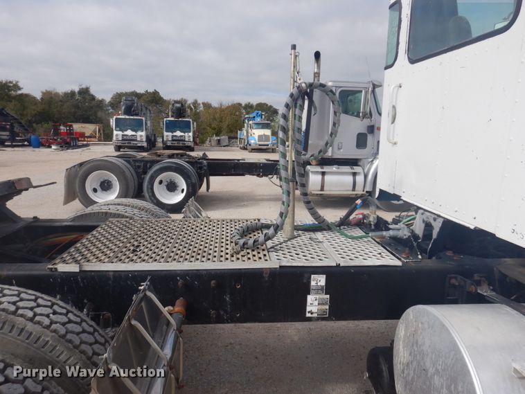 image for item DM5305 2003 Kenworth T800  semi truck