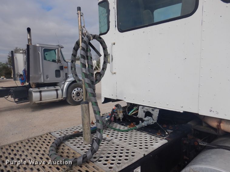 image for item DM5305 2003 Kenworth T800  semi truck