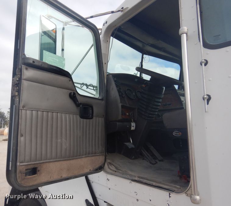 image for item DM5305 2003 Kenworth T800  semi truck