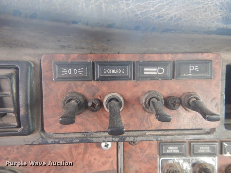 image for item DM5305 2003 Kenworth T800  semi truck