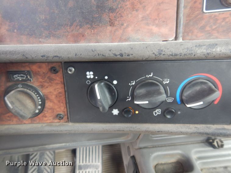 image for item DM5305 2003 Kenworth T800  semi truck