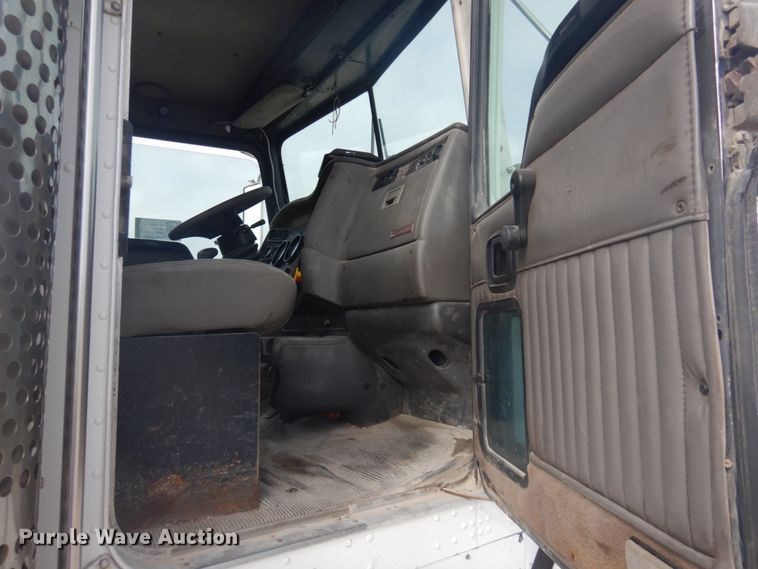 image for item DM5305 2003 Kenworth T800  semi truck