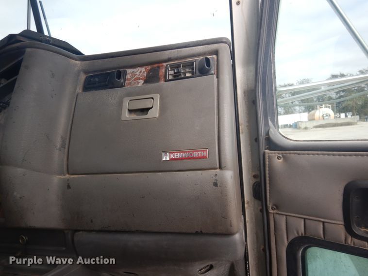 image for item DM5305 2003 Kenworth T800  semi truck