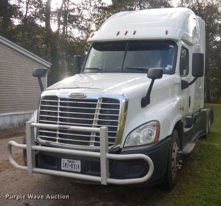 image for item DM5317 2016 Freightliner Cascadia 125  semi truck
