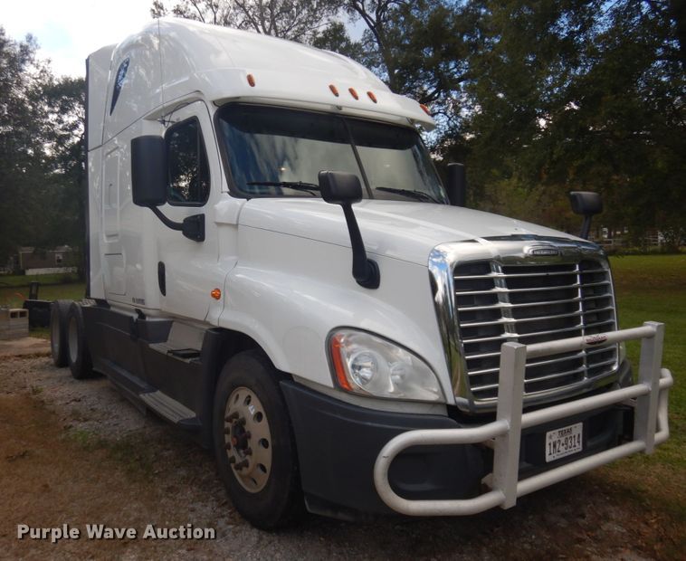 image for item DM5317 2016 Freightliner Cascadia 125  semi truck