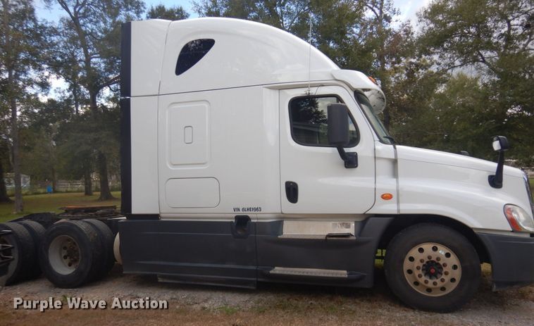 image for item DM5317 2016 Freightliner Cascadia 125  semi truck