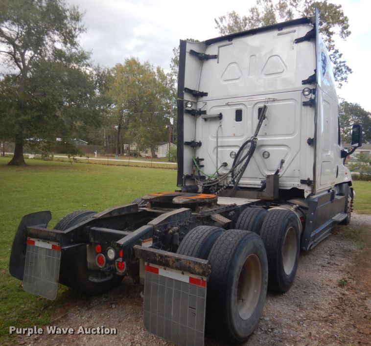 image for item DM5317 2016 Freightliner Cascadia 125  semi truck