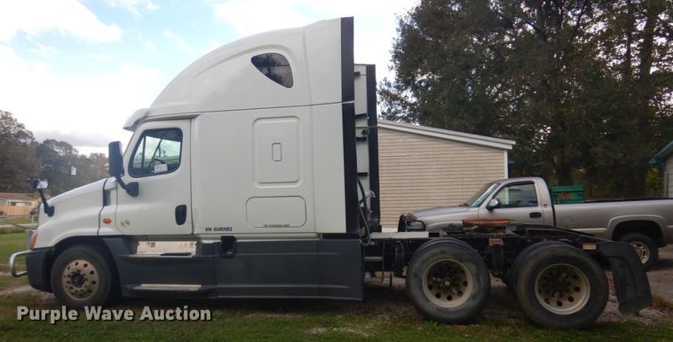 image for item DM5317 2016 Freightliner Cascadia 125  semi truck
