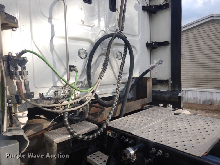 image for item DM5317 2016 Freightliner Cascadia 125  semi truck