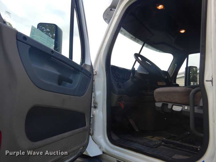 image for item DM5317 2016 Freightliner Cascadia 125  semi truck