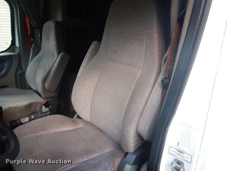 image for item DM5317 2016 Freightliner Cascadia 125  semi truck