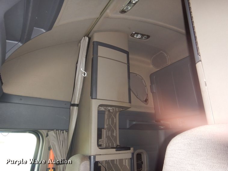 image for item DM5317 2016 Freightliner Cascadia 125  semi truck