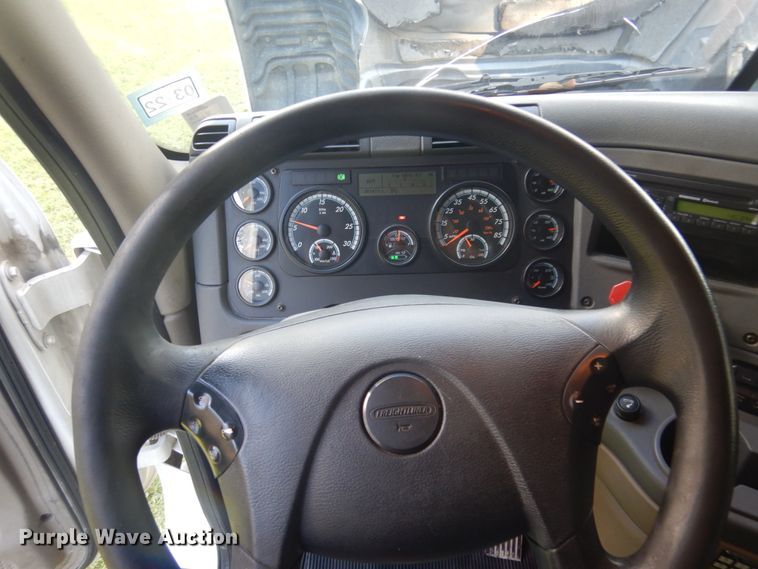 image for item DM5317 2016 Freightliner Cascadia 125  semi truck