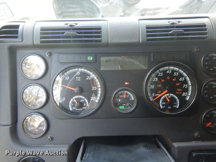 image for item DM5317 2016 Freightliner Cascadia 125  semi truck