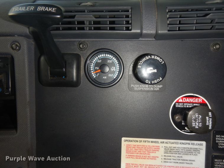 image for item DM5317 2016 Freightliner Cascadia 125  semi truck