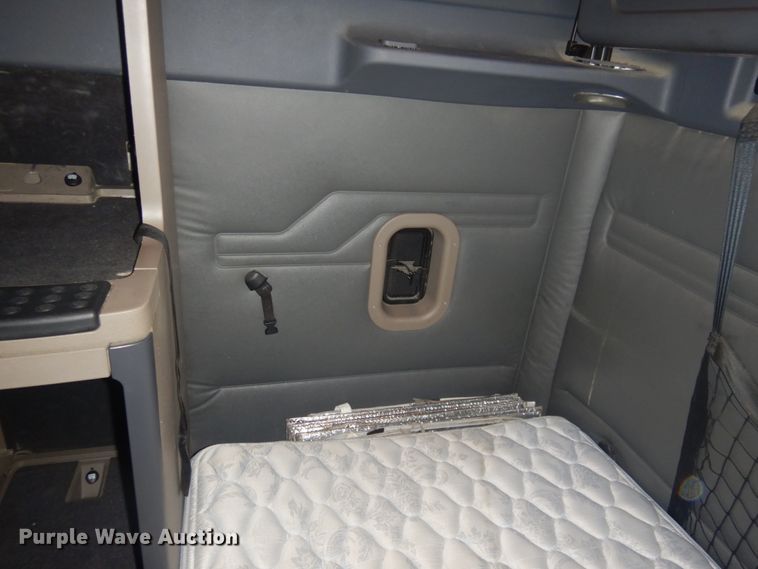 image for item DM5317 2016 Freightliner Cascadia 125  semi truck