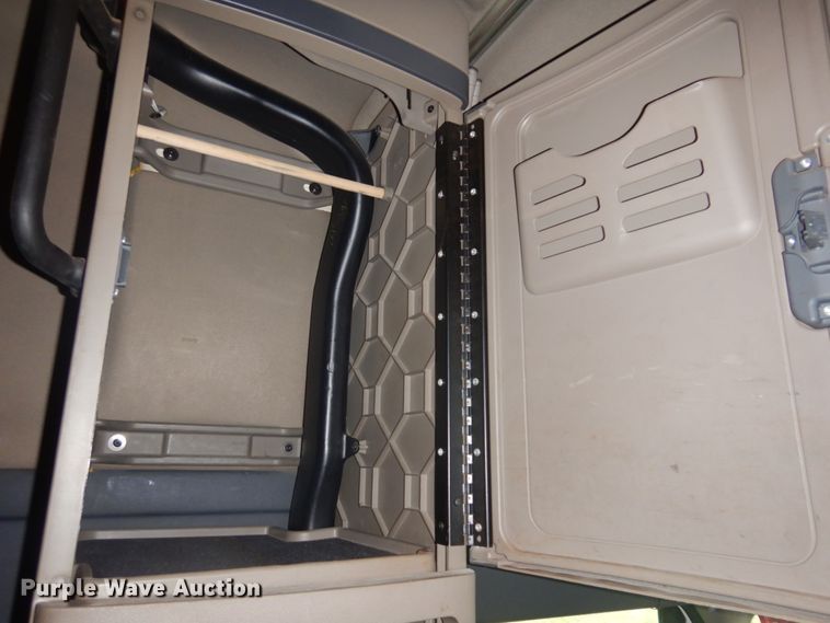 image for item DM5317 2016 Freightliner Cascadia 125  semi truck