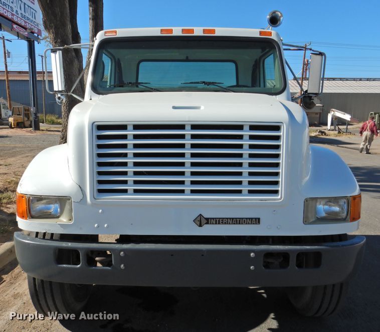 image for item DN0003 2000 International 4900  truck cab and chassis